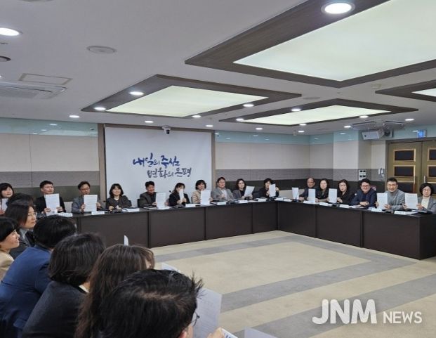 쓰레기 분리배출 실천 서약에 동참한 은평구 간부 공무원들