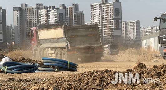 세륜 및 측면살수를 실시하지 않아 도로에 비산먼지를 다량 발생시키는 수송차량