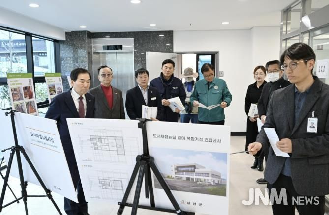 성낙인 군수와 관계자들이 교하 복합거점 준공 전 현장 점검을 하고 있다.
