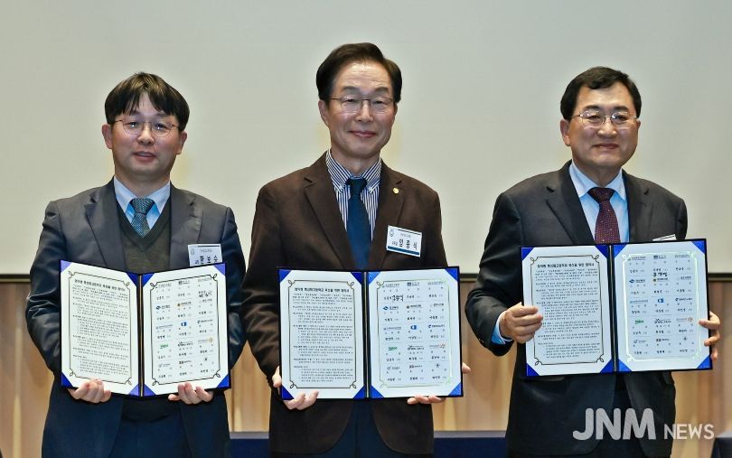 주낙영 경주시장(오른쪽부터)과 임종식 경상북도 교육감, 한보승 신라공업고등학교장이 12일 경주 황룡원에서 열린 ‘AI 미래 모빌리티 분야 협약형 특성화고 지·산·학 업무협약식’에서 협약서를 들어 보이며 기념촬영을 하고 있다.