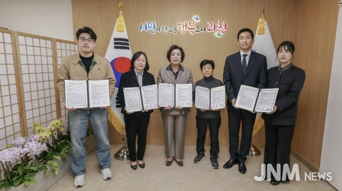 좌측부터 과천노인복지센터(서사도 팀장), 사랑나비 사회적협동조합(박성남 이사), 신계용 과천시장, 민달팽이협동조합(이춘숙 대표), ㈜현대그린푸드(박진균 책임, 채희선 선임)