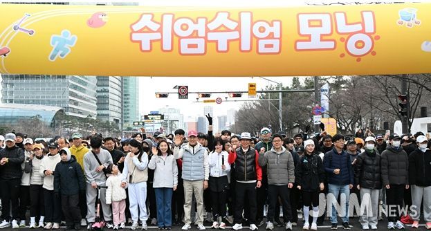 오세훈 서울시장이 14일(토), ‘쉬엄쉬엄 모닝’ 출발 전 시민들과 기념 촬영하고 있다.