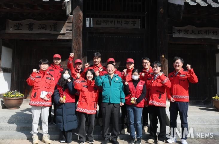 서철모 서구청장이 14일 관내 산불 취약지를 방문해 근무자를 격려하고 있다