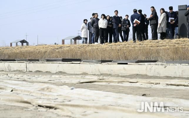이민근 안산시장(사진 왼쪽 네번째)이 16일 대부도 동주염전 체험장 조성지를 방문해 현장 시설을 점검하고 있다.