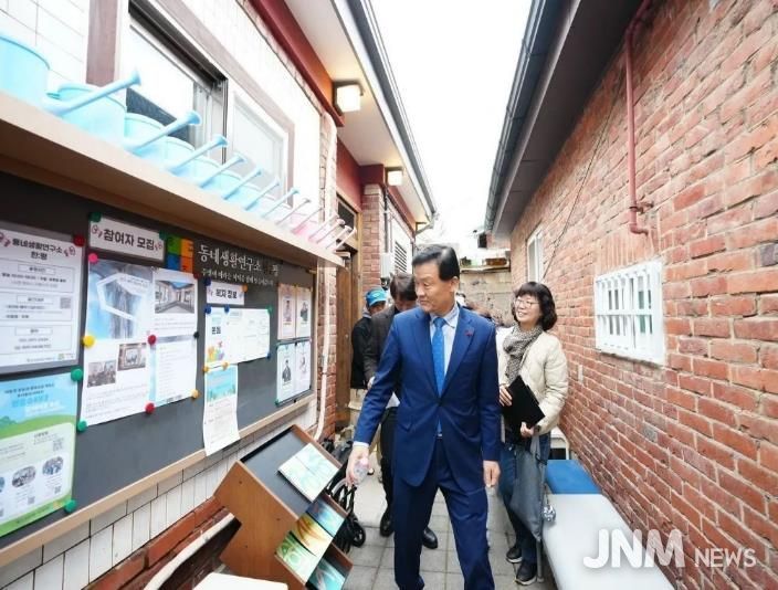 이승로 성북구청장이 지난 14일 한;평 동네생활연구소를 둘러보고 있다.