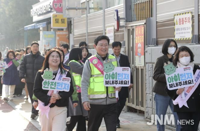 17일 역북초에서 이상일 시장이 아이먼저 캠페인을 하고 있다