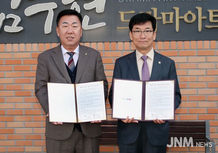 청주시·충북교육청, 독서·글쓰기 문화 확산 위해 맞손. 사진(왼쪽부터 이범석 청주시장, 윤건영 충청북도교육감)