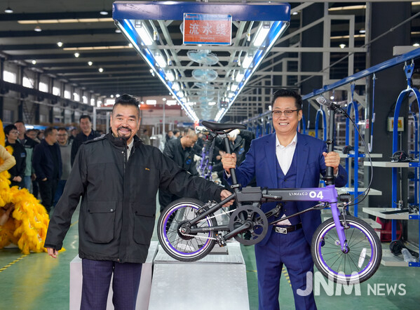 "DAHON’s successful listing and DAGOLD’s ceremony today demonstrates our ambition and strong growth," said Dr. Hon.