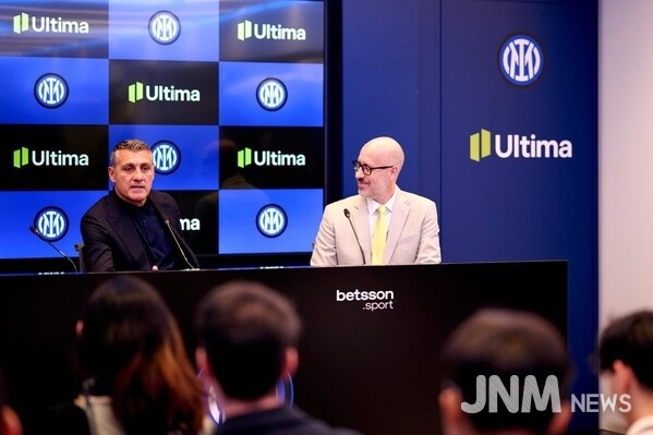 Inter Legend, Christian Vieri (left), with Ultima Markets’ Board Director, Jean-Philippe Mota (right) at Inter’s headquarters in Milan.