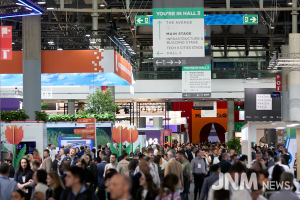 Attendees walk through the halls of Smart City Expo 2025