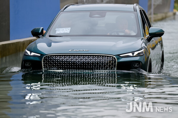 LEPAS L8 is engineered with a wading depth over 600 mm for secure passage through water-logged roads