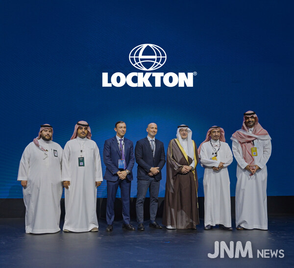 (from right): Mohammad Al Abdul Jabbar, CEO of Lockton Saudi Arabia; Khalid Al Deghaither, Vice President of Compliance; Naji A Tamimi, CEO of the Insurance Authority; Faris Khatib, CEO of Lockton Middle East and North Africa; Ata Khatib, Chairman of Lockton Middle East and North Africa; and two representatives of the Insurance Authority.