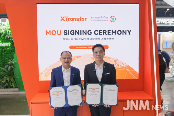 Bill Deng, Founder and CEO of XTransfer (Left) and Dr Karin Boonlertvanich, Executive Vice President - Corporate Strategy and Innovation Division Head at KBank (Right), signed an MOU during the Singapore Fintech Festival.