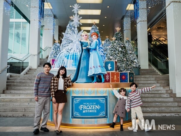 세계 최초이자 가장 큰 겨울왕국 테마 랜드에서 영감을 받은 “겨울왕국 세상!” 테마 설치물로 들어가 보세요. 홍콩 디즈니랜드에서 만나볼 수 있습니다.