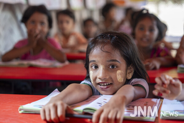 A young Rohingya girl follows a lesson in a temporary learning centre in Cox’s Bazar, Bangladesh – home of the world’s largest refugee camp. © ECW
