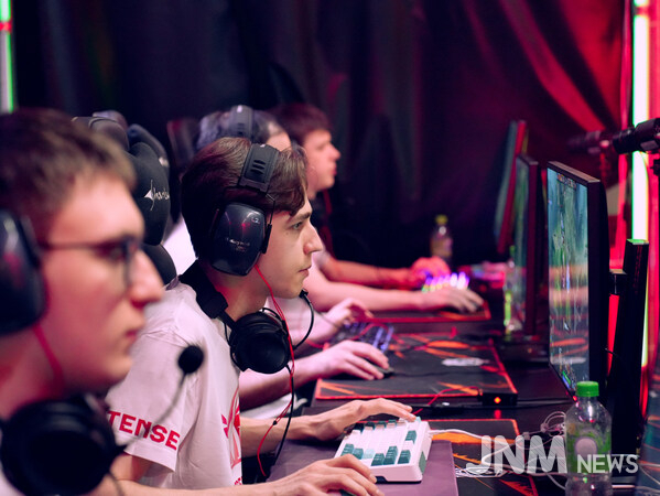 Phygital sports athlete competing