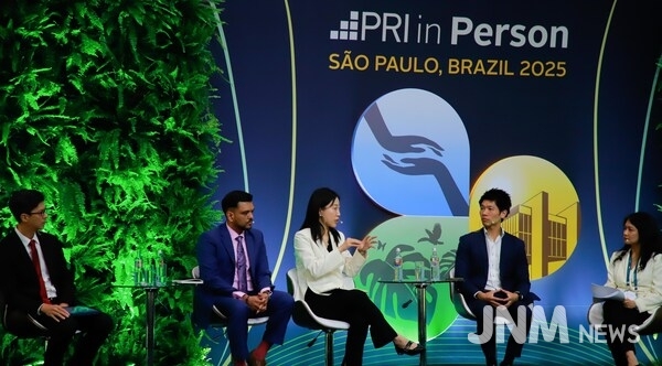 Cheng Jie, Head of ESG Research at E Fund (3rd from left), participates in the main forum discussion