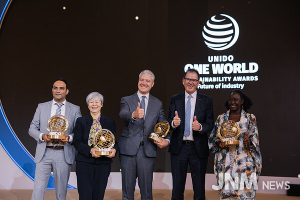 UNIDO Director General with the winners of the inaugural ONE World Sustainability Awards at GC21 in Riyadh