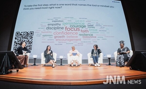 Yvette Kong and Anna Yao from Project Melo moderated a panel with Yidan Prize laureates, Dr Rukmini Banerji, Professor Usha Goswami, and Angeline Murimirwa, about their turning points as educators.