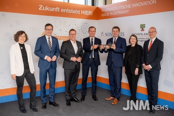 Representatives from business, research, and politics at the symbolic handover of the keys for the future NOVARTIS production site in Halle/Saale