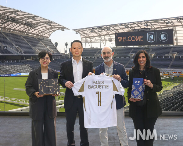 미국 캘리포니아주 로스앤젤레스FC(LAFC) 홈구장 BMO 스타디움에서 파리바게뜨가 LAFC와 공식 파트너십을 체결하고 기념 사진을 촬영하고 있다. 사진은 왼쪽부터 파리바게뜨 마케팅본부장 김연정 상무, 파리바게뜨 허진수 부회장, LAFC 래리 프리드먼 공동회장, 파리바게뜨 미주사업부 캐시 샤브네(Cathy Chavenet) CMO