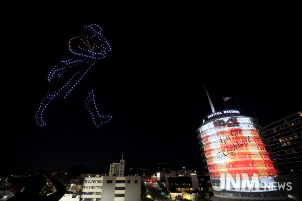 Johnnie Walker lights up the skyline of Los Angeles with large scale animations to celebrate music’s biggest weekend.