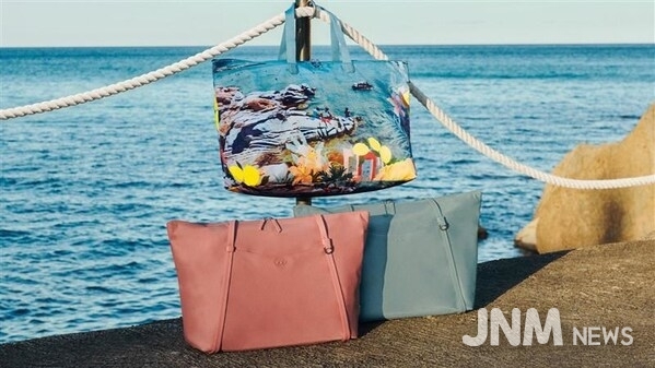 Voyageur Q-Tote in Pink Clay and Thyme, Voyageur Just In Case Tote in Mediterranean Print